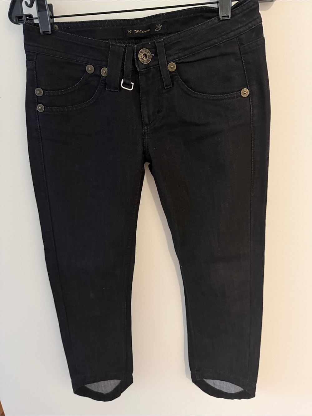X Stone Black Women’s Low Rise Skinny Leg Italian Jeans. Size 28.